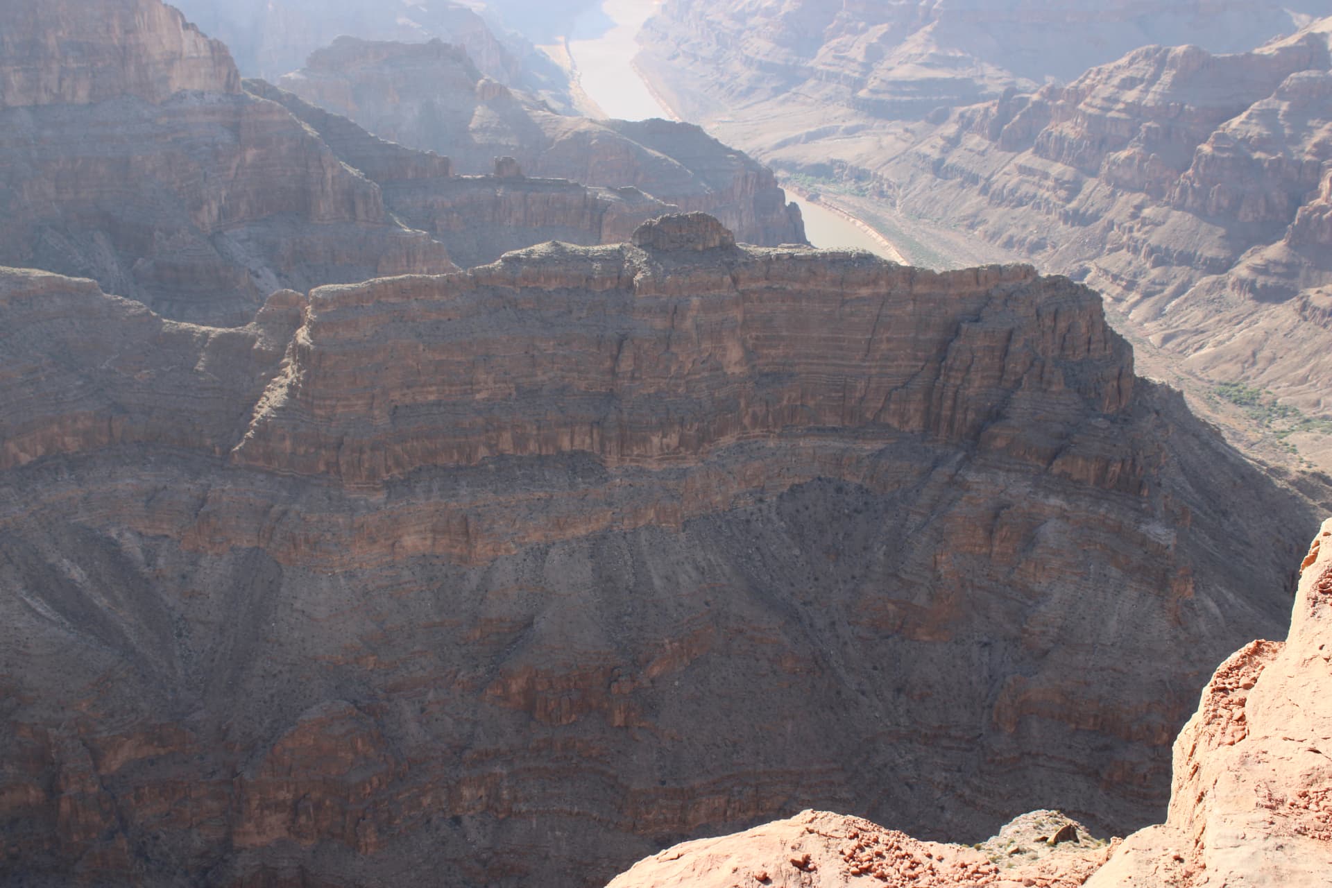 Gelaagde rotswanden van de Grand Canyon met de Colorado River diep in het dal